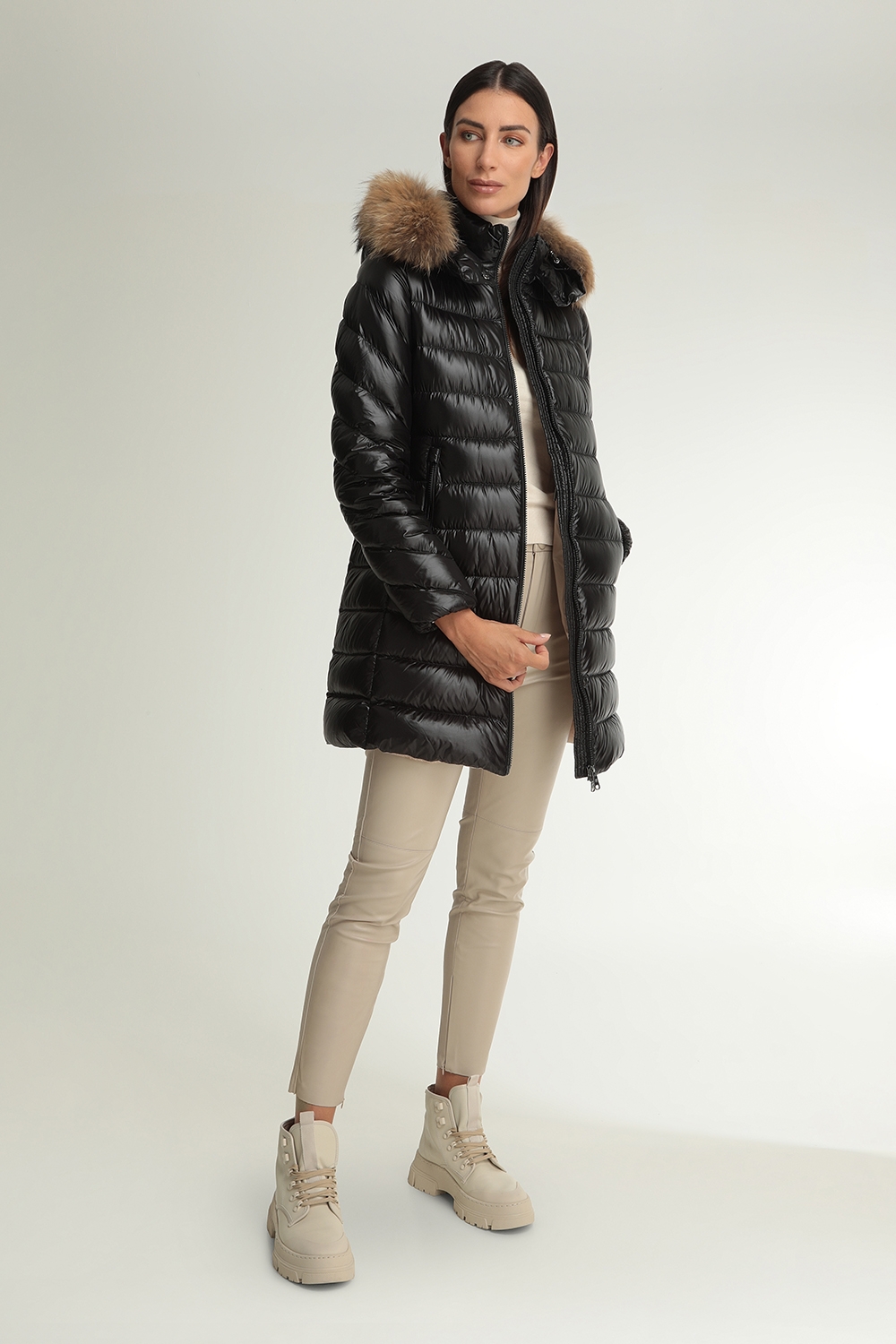 Ingrid black long jacket padded with recycled down | Hetregó